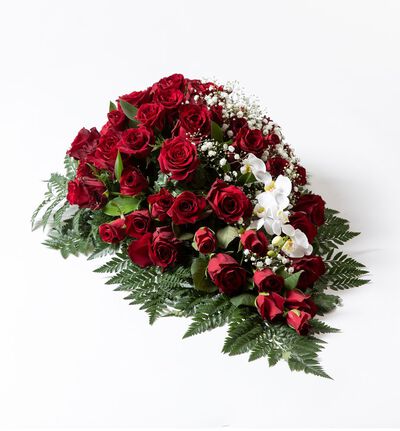 Nedbrytbar båredekorasjon med røde roser og slør